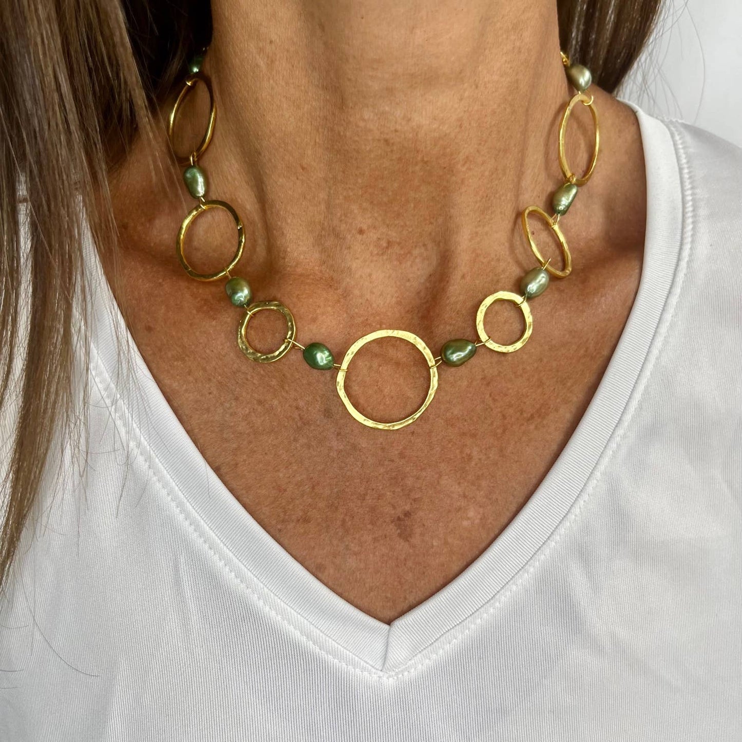 KARINE SULTAN - Hammered circle collar necklace with green pearl accent: Gold