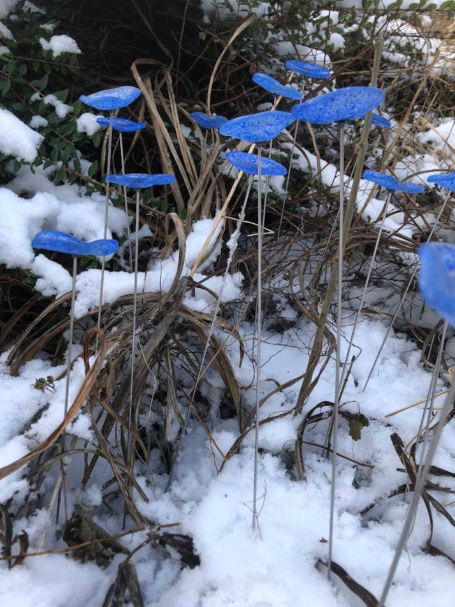 CARNEOL GLASS - Small Glass Flower For Outside In L.Blue-D.Blue