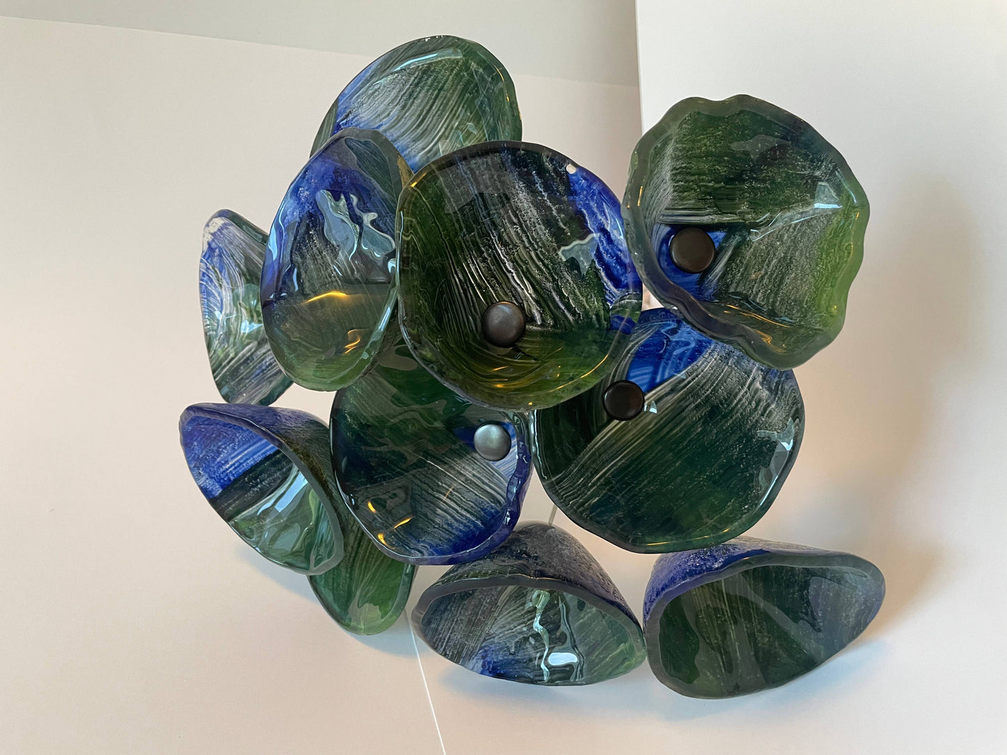 CARNEOL GLASS - Bucket of Dark-blue- green glass flowers for outside 10+2