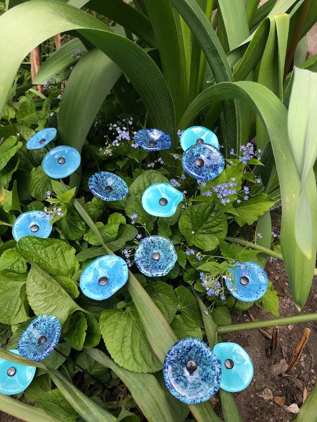 CARNEOL GLASS - Small Glass Flower For Outside In Transp.-D.Blue