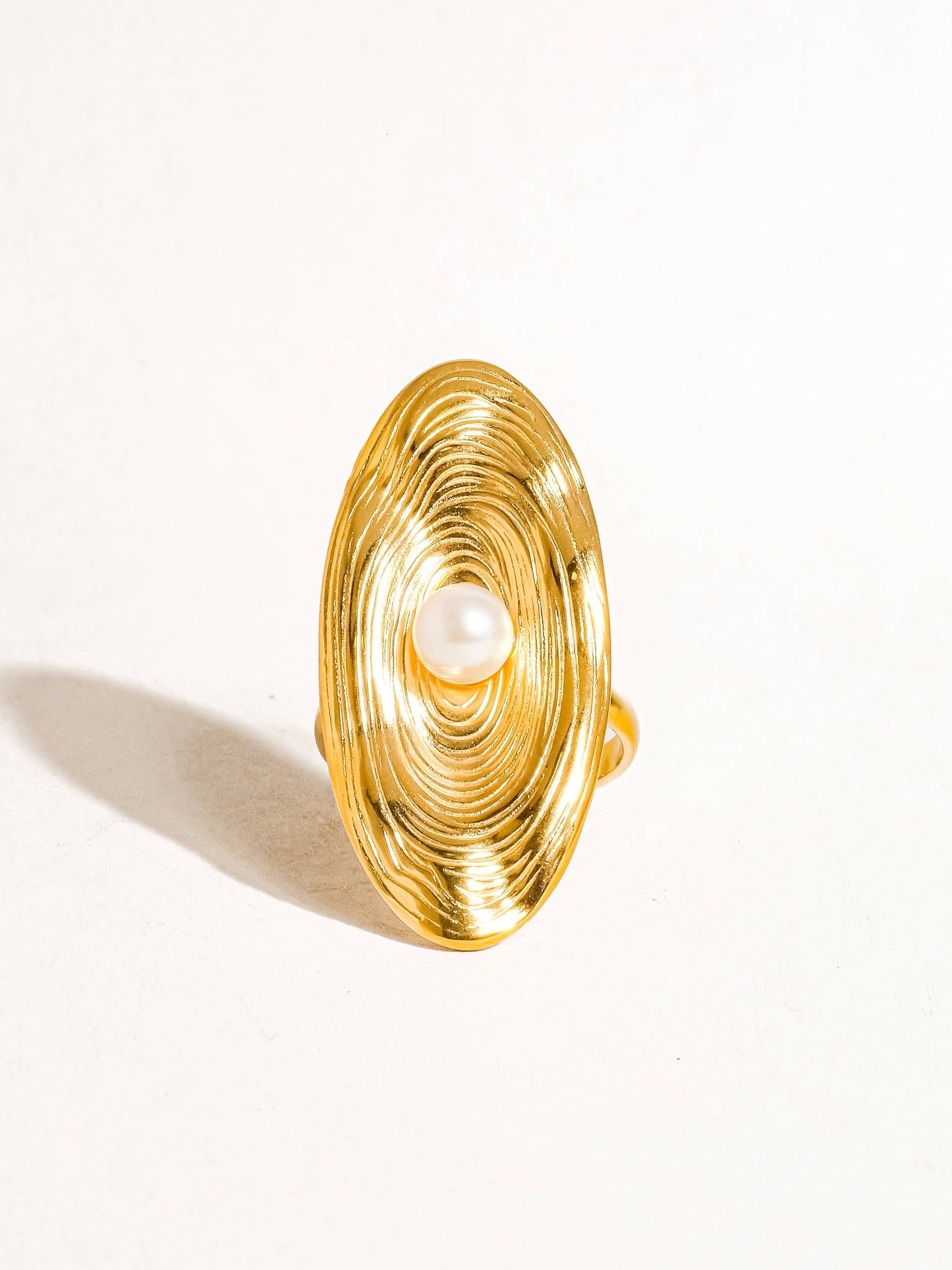 Flânerie by MAIQ - Achille 18K Gold Non-Tarnish Oval Pearl Ring: Yellow Gold