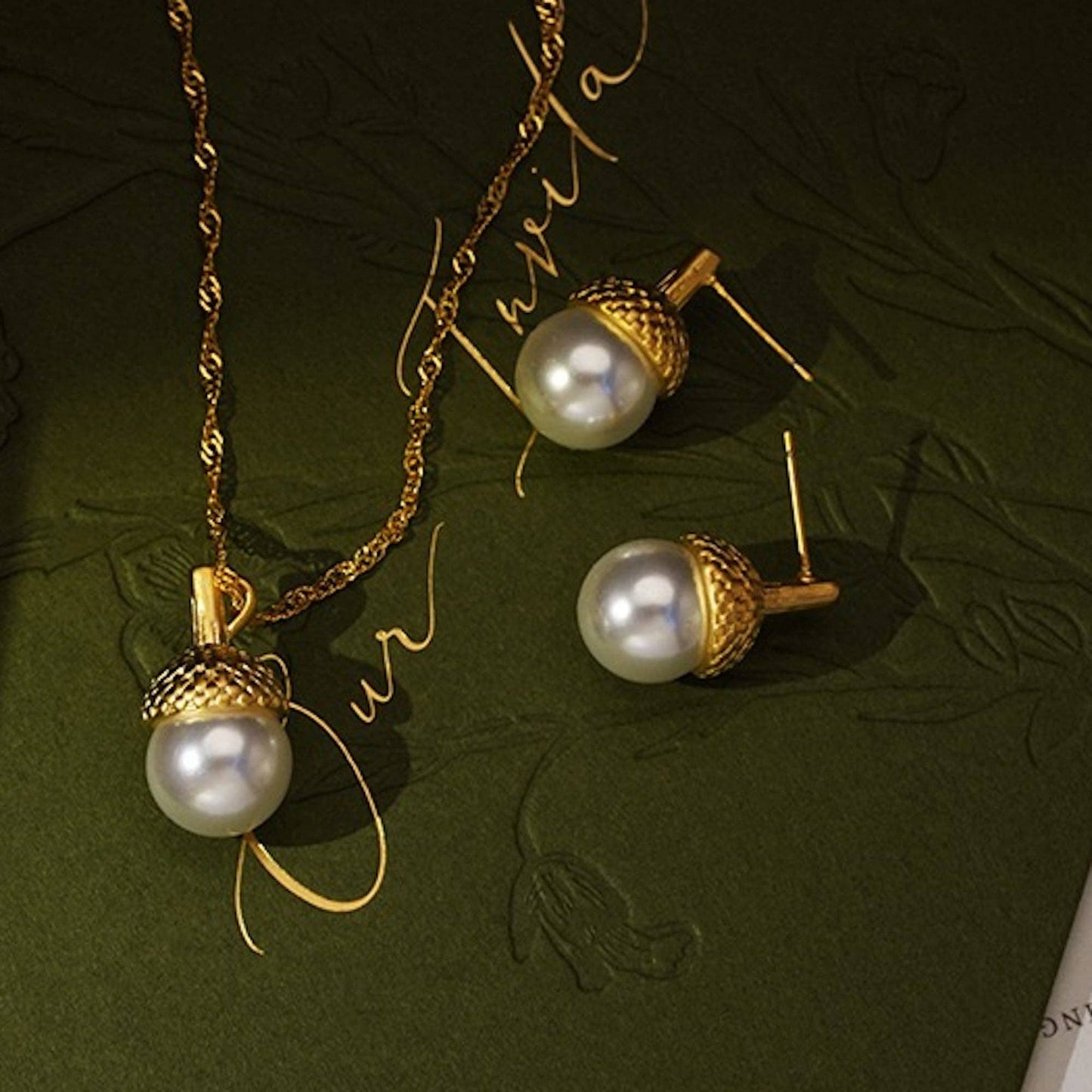 Cici’De Jewelry Amsterdam - Vintage Style Pinecone Necklace n Earrings: Necklace