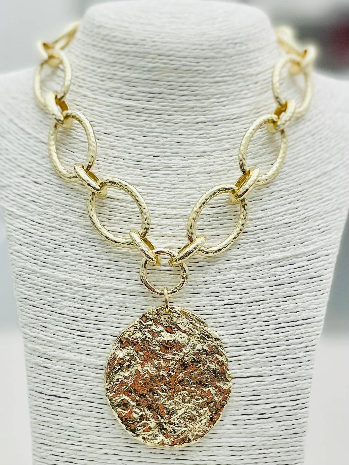 TWO FORTY TWO - CHIC - Hammered Chain w/Pendant (gold) NK621