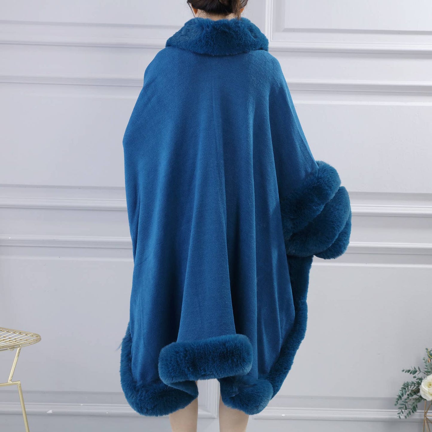 PEACH ACCESSORIES - PE370 faux fur trimmed snuggling CAPE: Beige