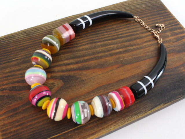 Pretty Persuasions - N25261 Bold Color Fiesta Polyresin Statement Necklace: 01 Ball