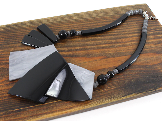 Pretty Persuasions - N25002 Chunky Geo Polyresin Statement Necklace: 02 Black