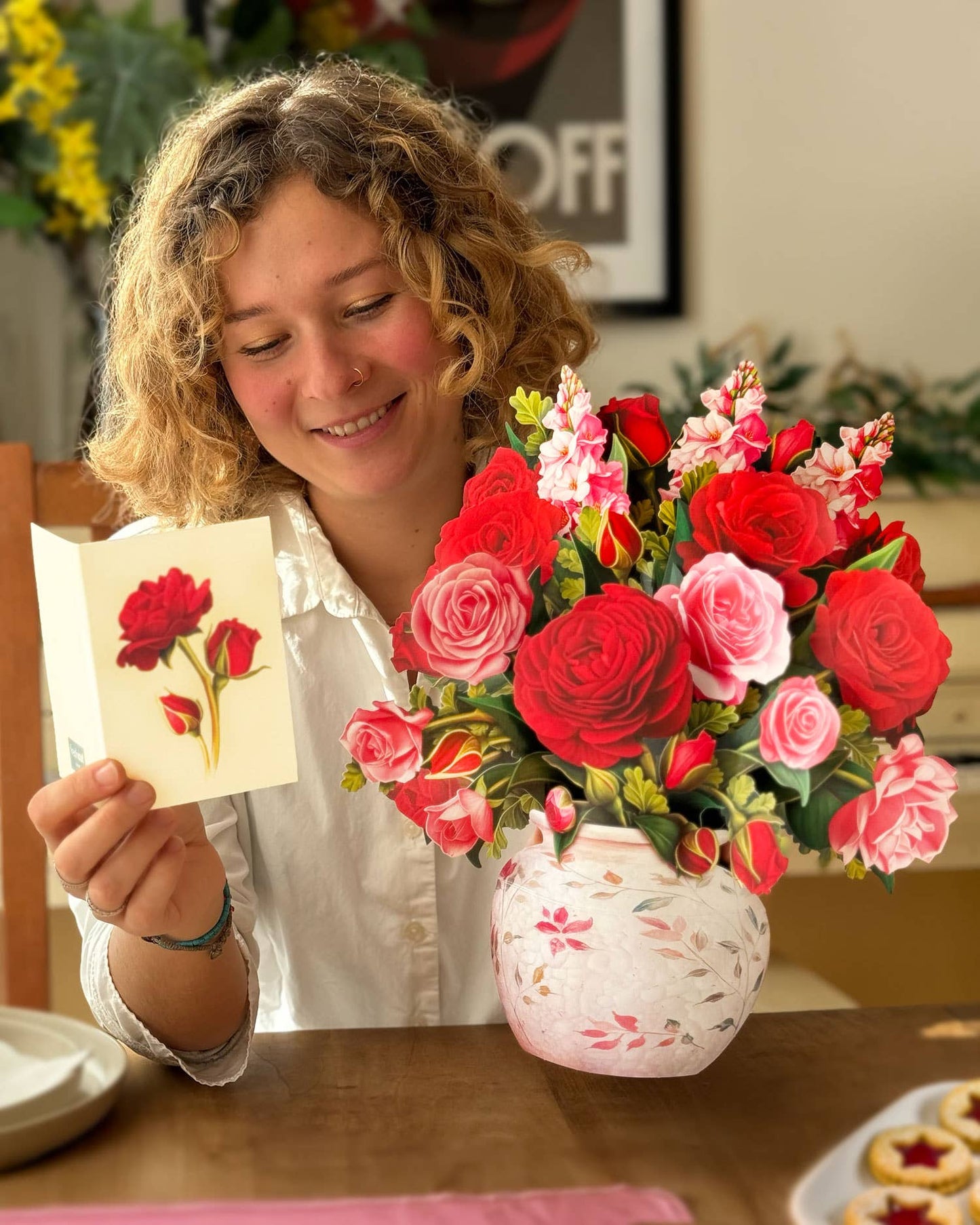 FreshCut Paper LLC - Blooming Roses (8 Pop-up Greeting Cards)