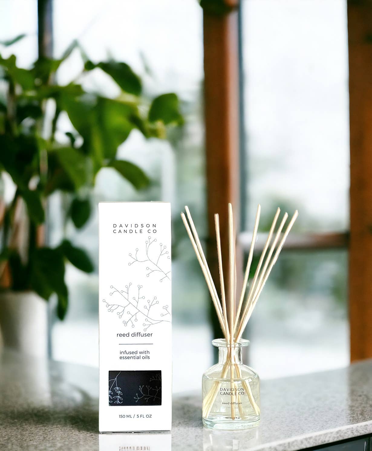 Davidson Candle Company LLC - Reed Diffuser Clear Room Diffuser with box Rattan Reeds: Oakmoss & amber