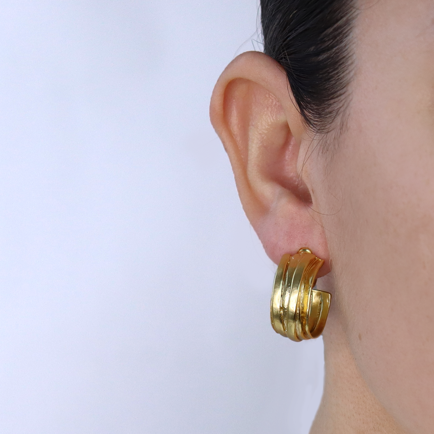 KARINE SULTAN - Overlap hoop clip on earring: Silver