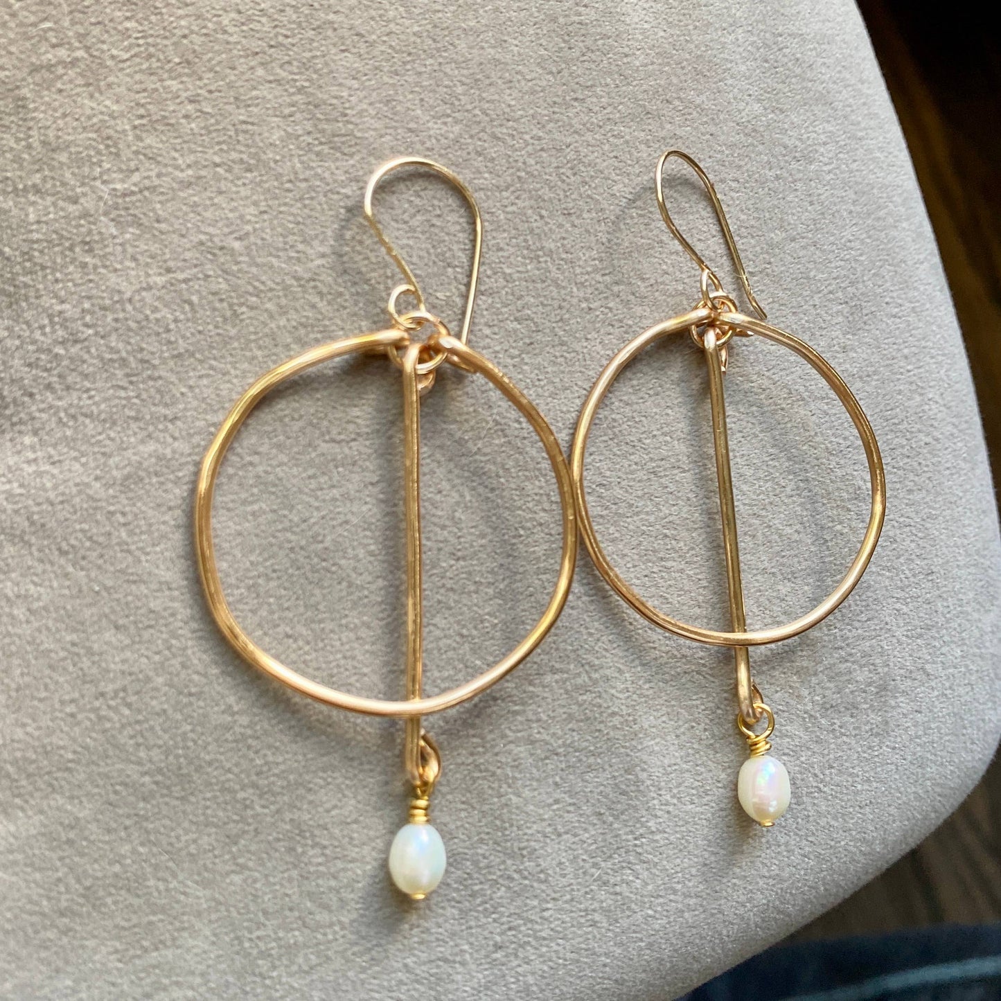 Marble Designs Jewelry - Gold Hammered Hoop Earrings Drop Bar  AAA Grade Pearl: Silver Metal