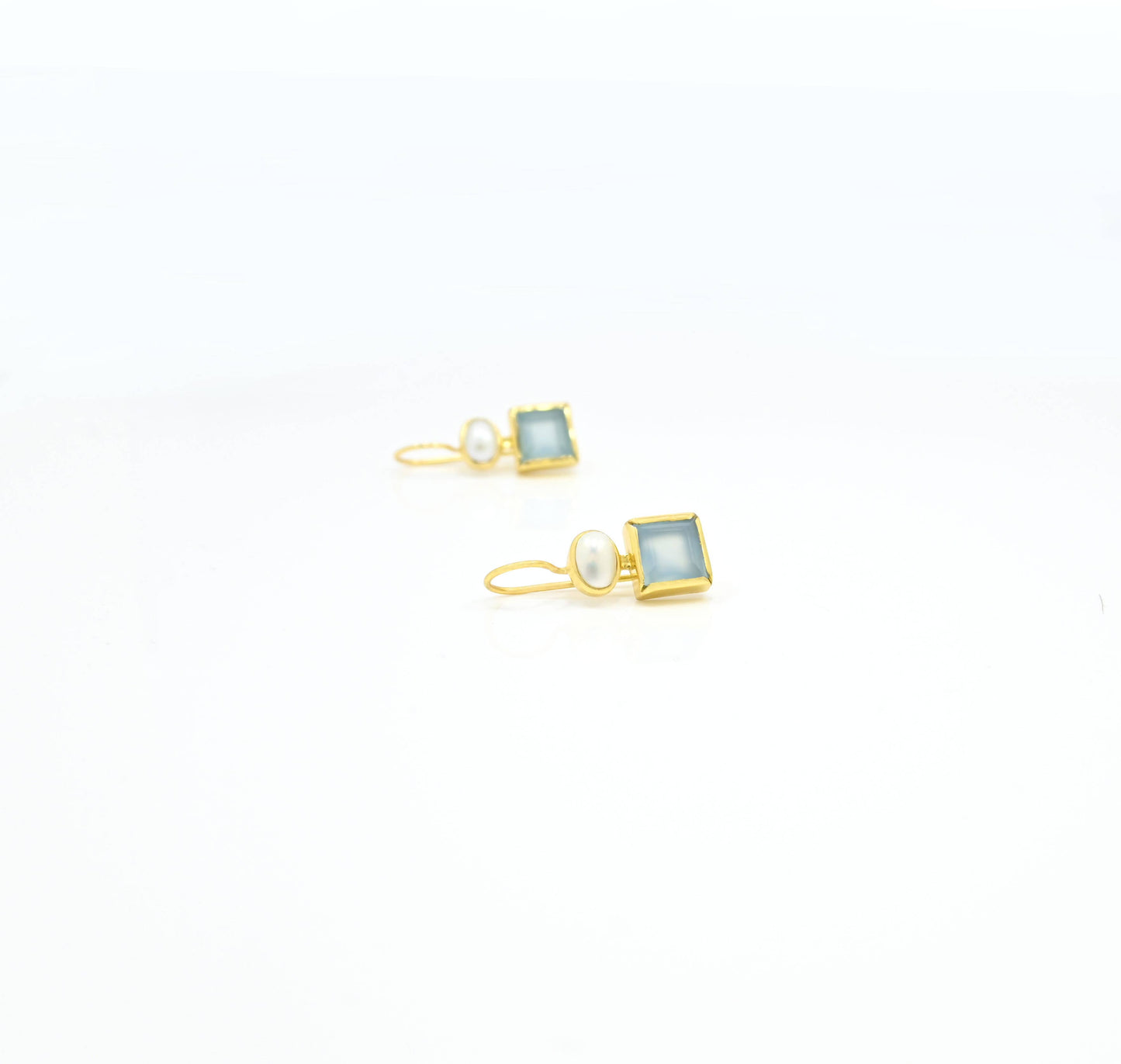 Schmuckoo Berlin - Oval Pearl & Square Blue Chalcedony Earrings Gold