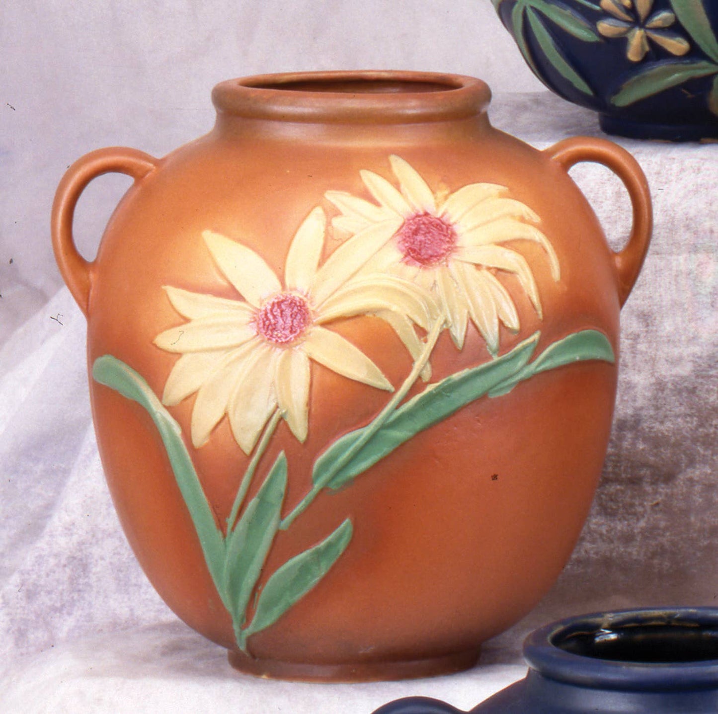 AA Importing - Roseville-Style, Black-Eyed Susan Pot in Brown & Blue, 9": Blue