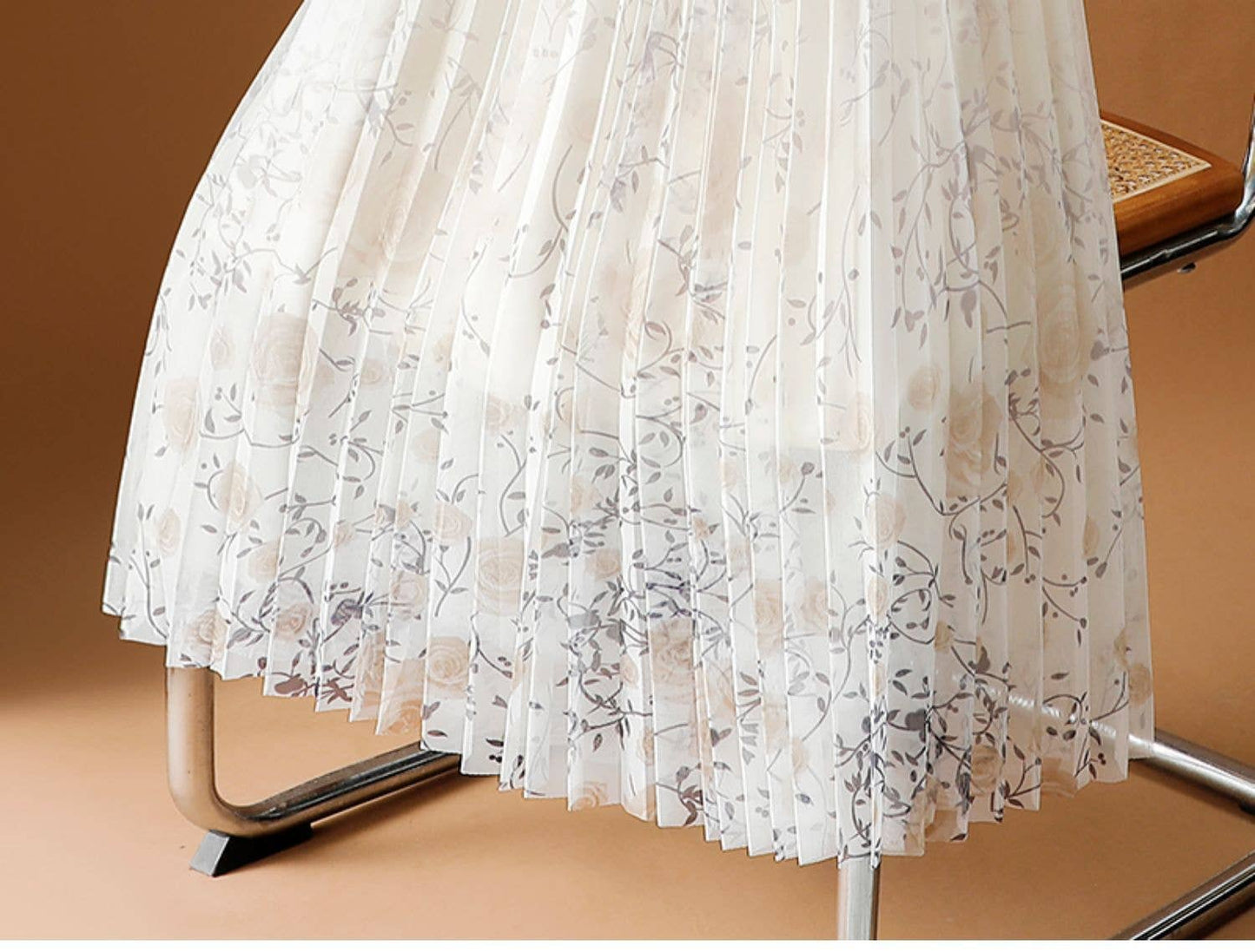 PEACH ACCESSORIES - Roses Flowers Pleated Midi Skirt SK204: Cream