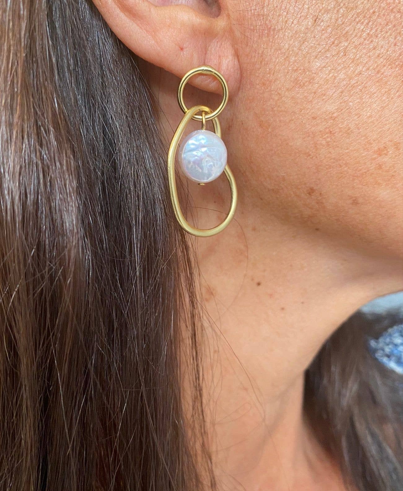 KARINE SULTAN - Organic link and flat pearl drop earring