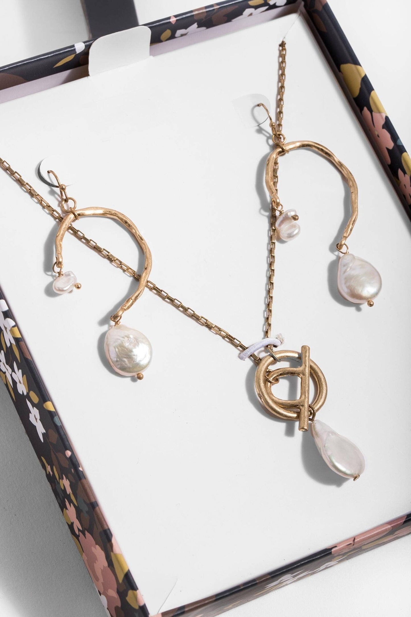 SAACHI - Pearl Necklace and Matching Earring Gift Set