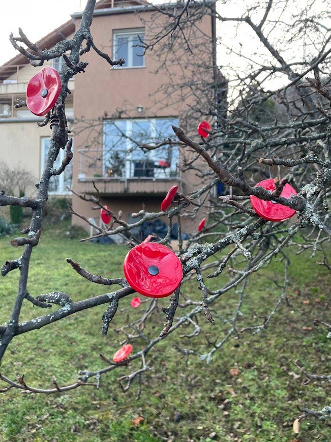 CARNEOL GLASS - Small Glass Flower For Outside In Red On Flexible Stem