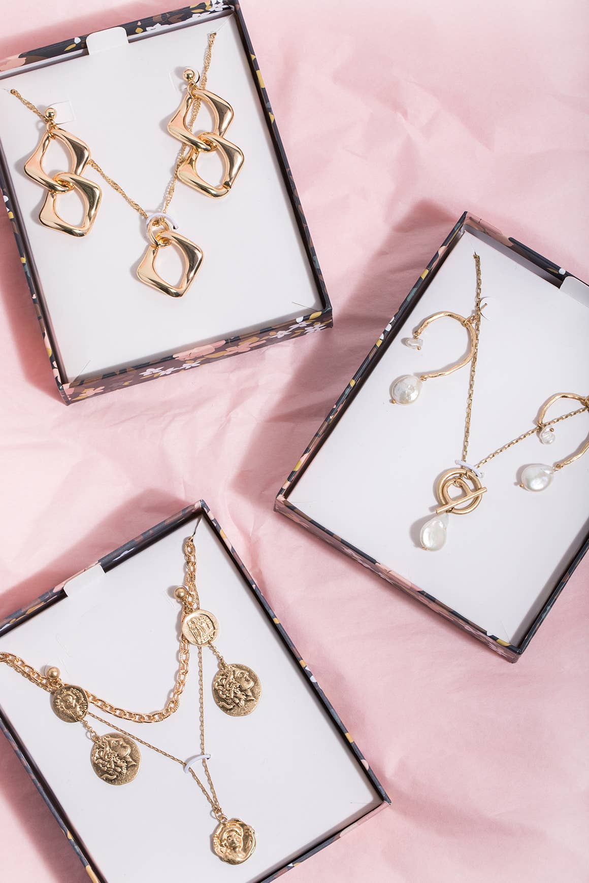 SAACHI - Pearl Necklace and Matching Earring Gift Set