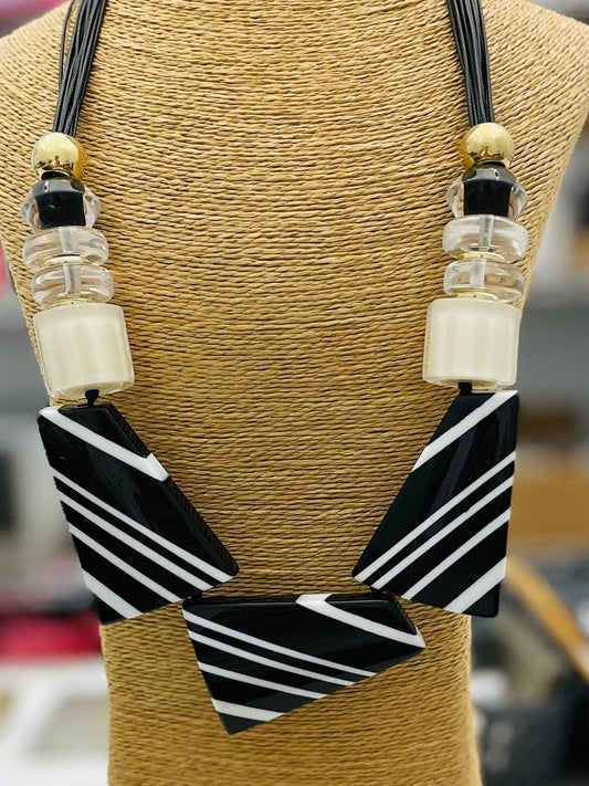 TWO FORTY TWO - CHIC - Black-White Plaque Design (black/white) NK231