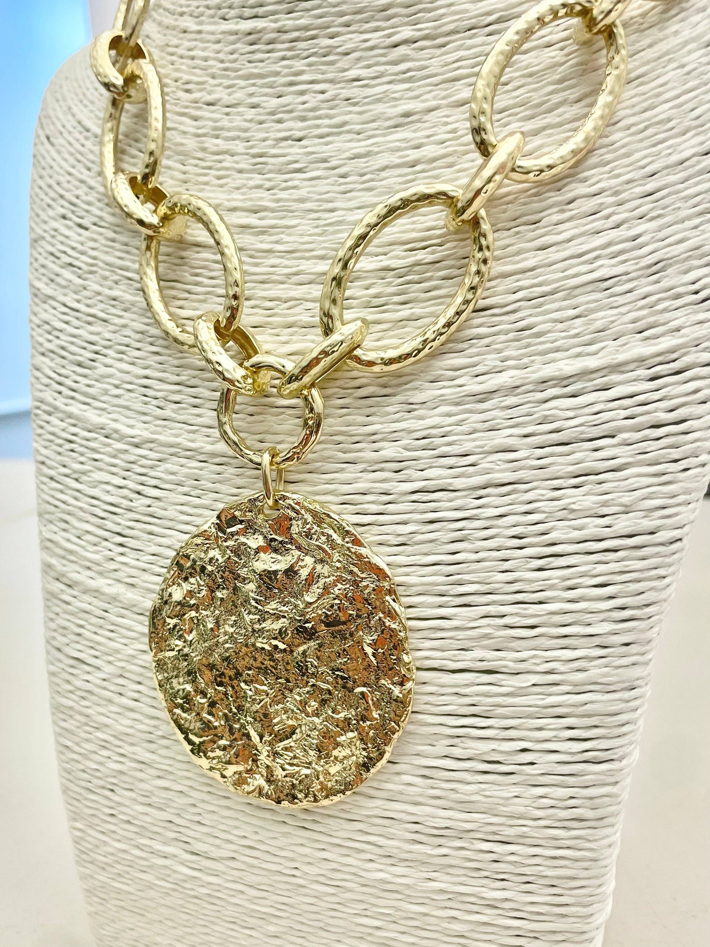 TWO FORTY TWO - CHIC - Hammered Chain w/Pendant (gold) NK621
