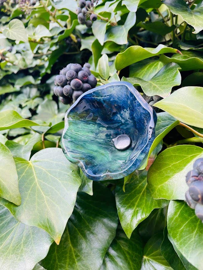 CARNEOL GLASS - Bucket of Dark-blue- green glass flowers for outside 10+2