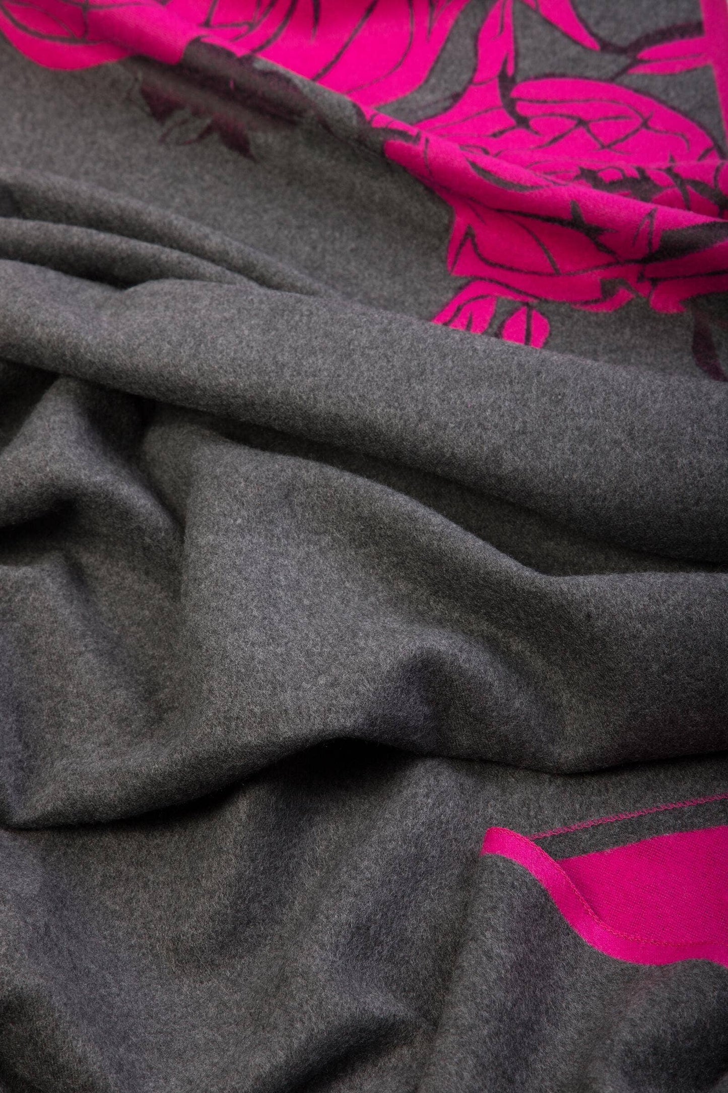 SAACHI - Fiore Reversible Rose Pattern Scarf: Red/Black