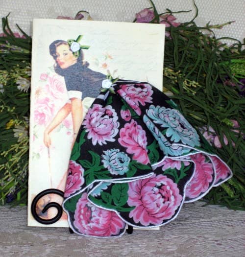 MOMENTS IN THYME - Cleaning House Pinup Girl  Keepsake Hanky Card