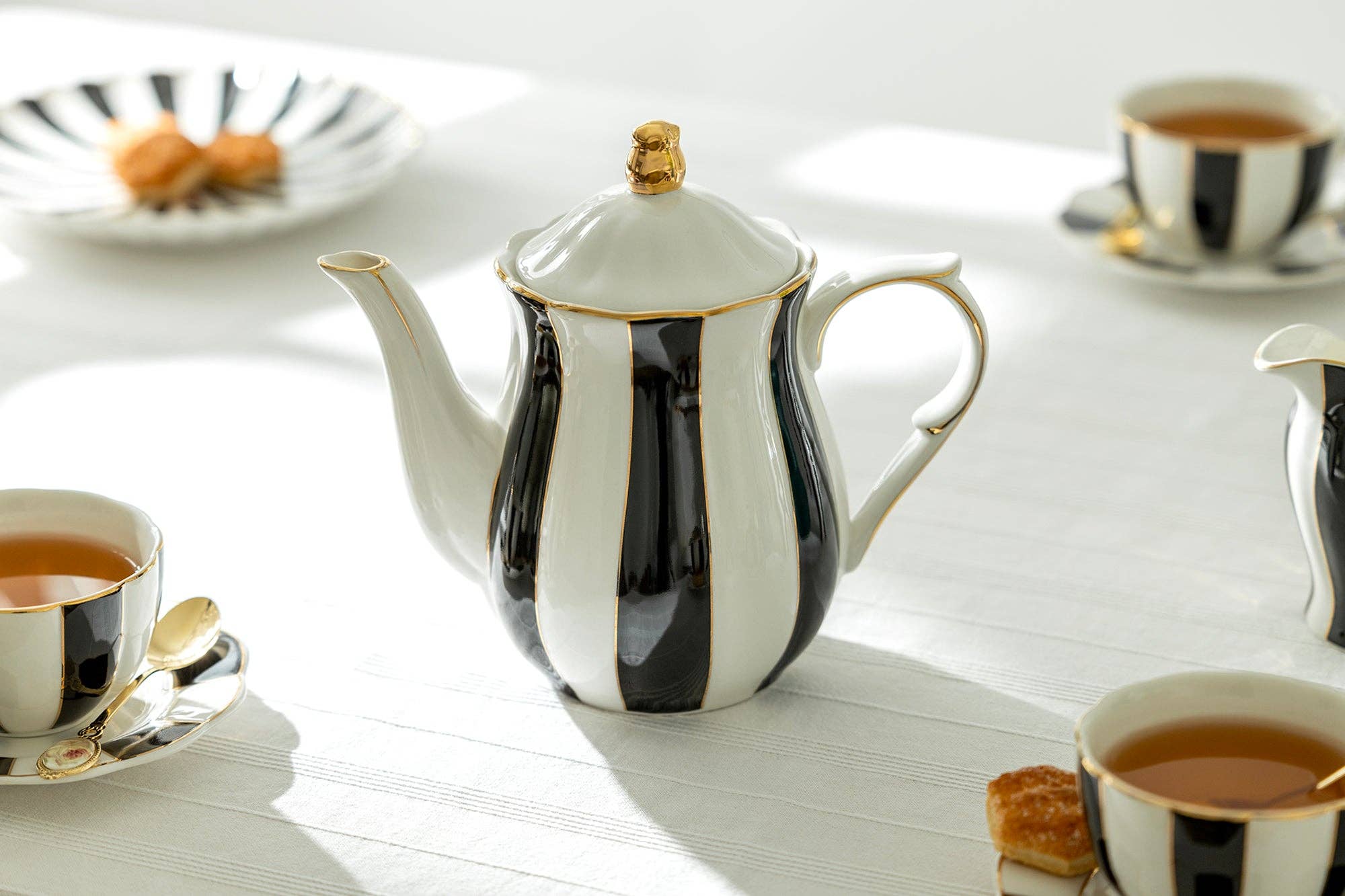 Grace Teaware Black and White Scallop 40oz Fine Porcelain Teapot - Thumbnail 2