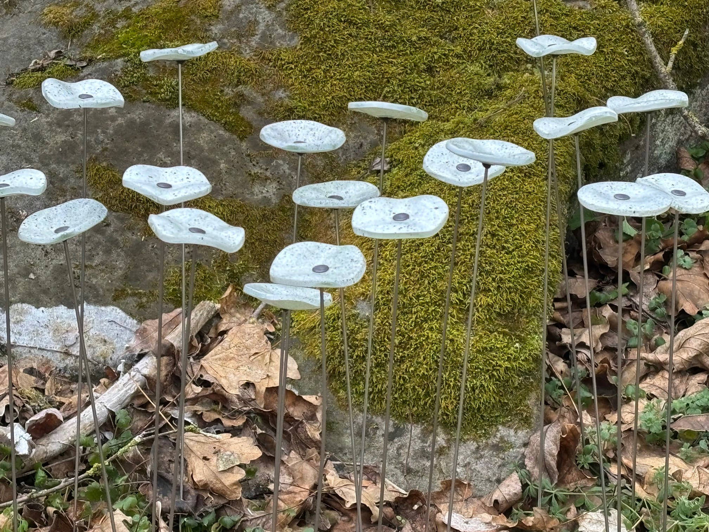 CARNEOL GLASS - Small Glass Flower For Outside In White-Black