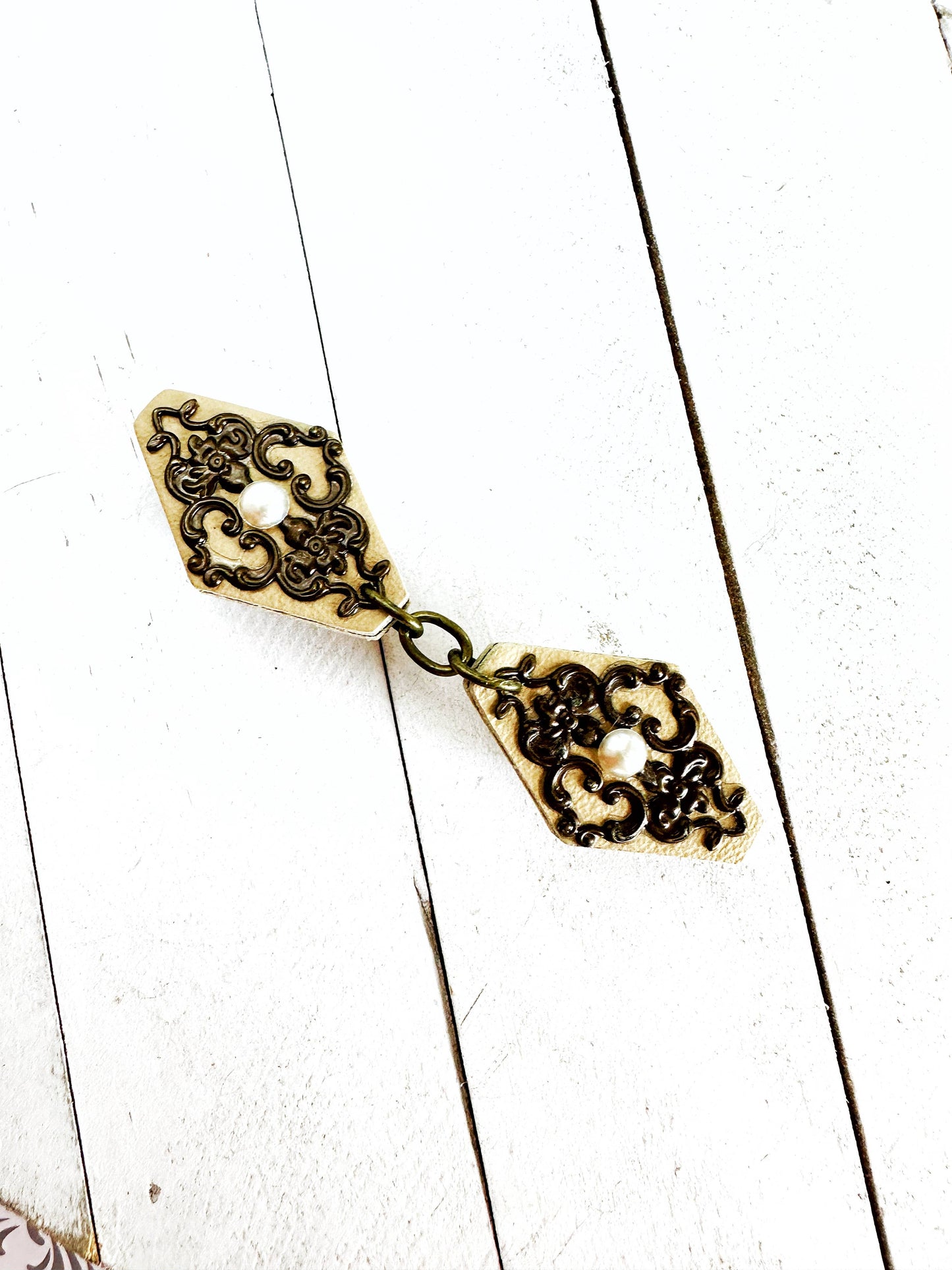 KardiKlips - Bronze on Beige Romantic KardiKlip: Squared-off Diamonds