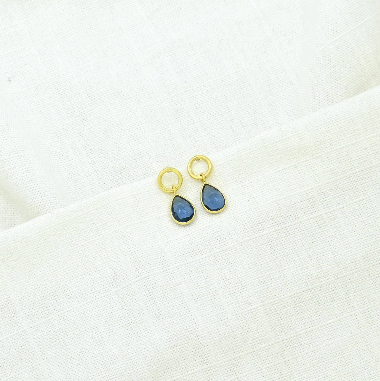 Schmuckoo Berlin - Circle Post Earrings Gold Plated Silver 925 - Blue Iolite