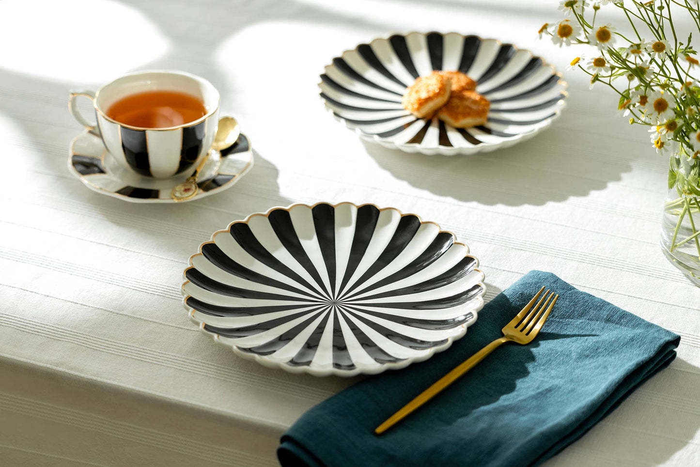 Grace Teaware - Black and White 8.5" Scallop Fine Porcelain Dessert plate