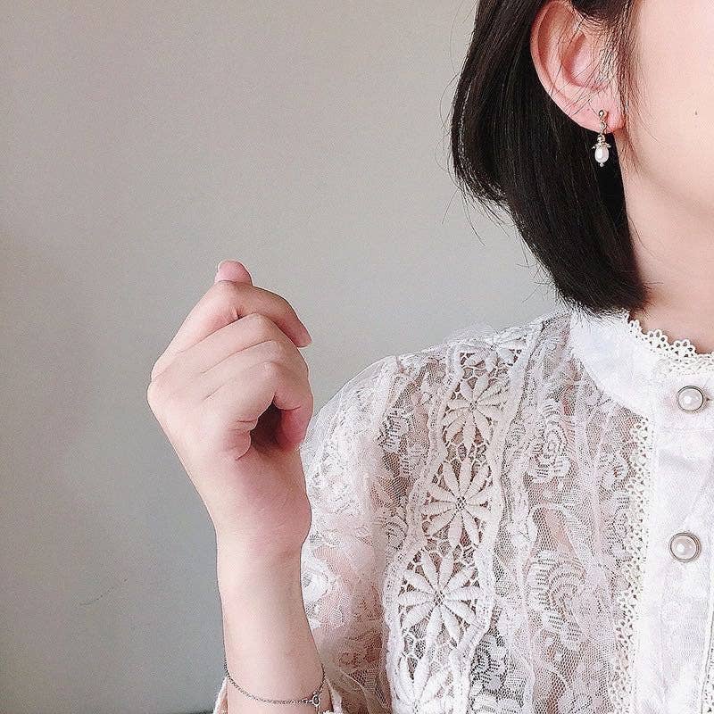 Haengseongworkshop - Korean Fashion Elegant 4-5mm AAA Freshwater Pearls Flower Earrings