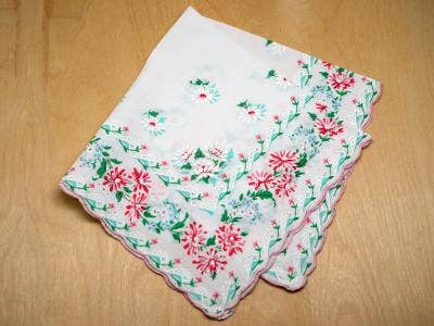 MOMENTS IN THYME - Cameo Rose Keepsake Hanky Card: Rosebud