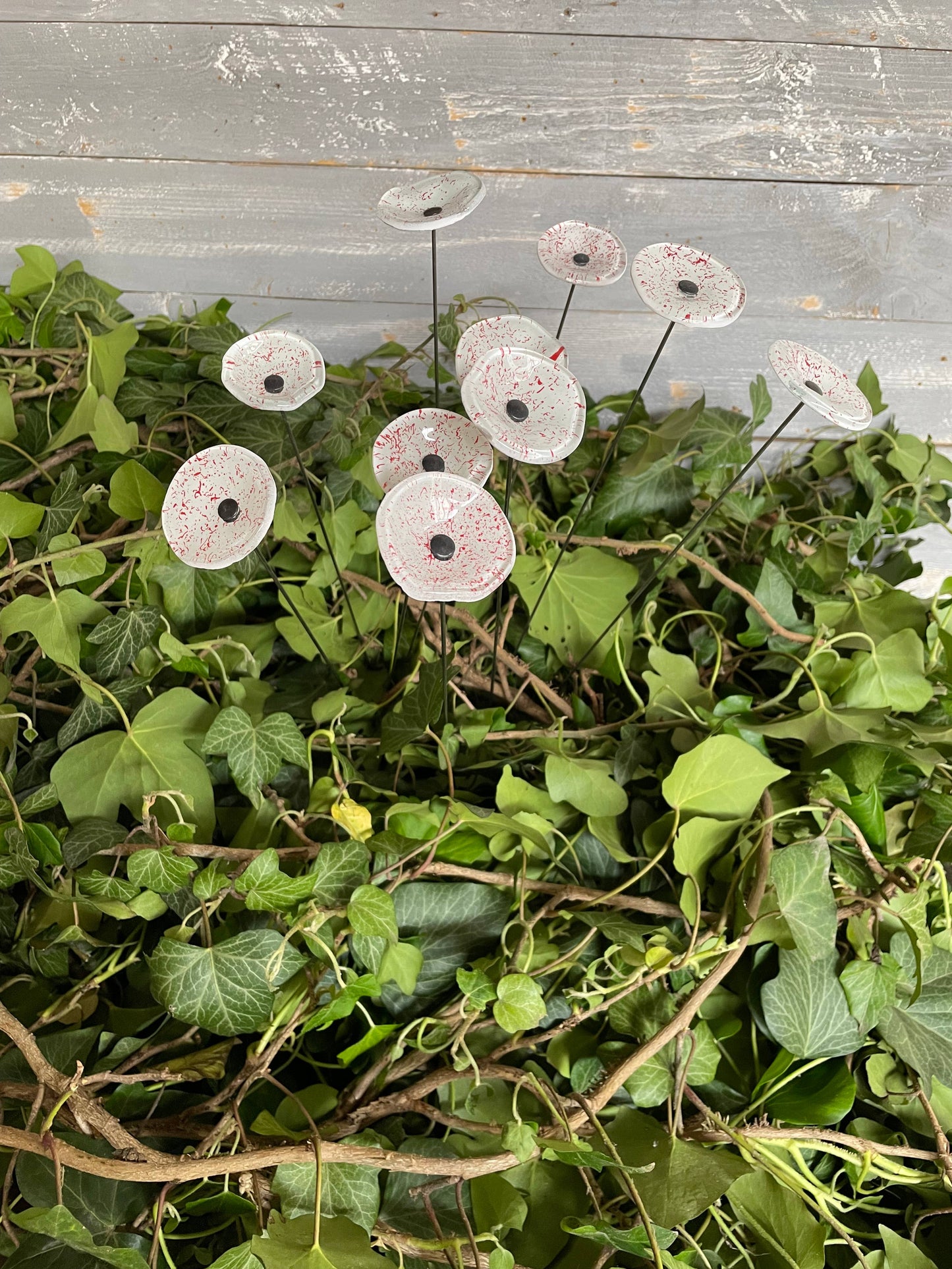 CARNEOL GLASS - Small Glass Flower For Inside In White-Red