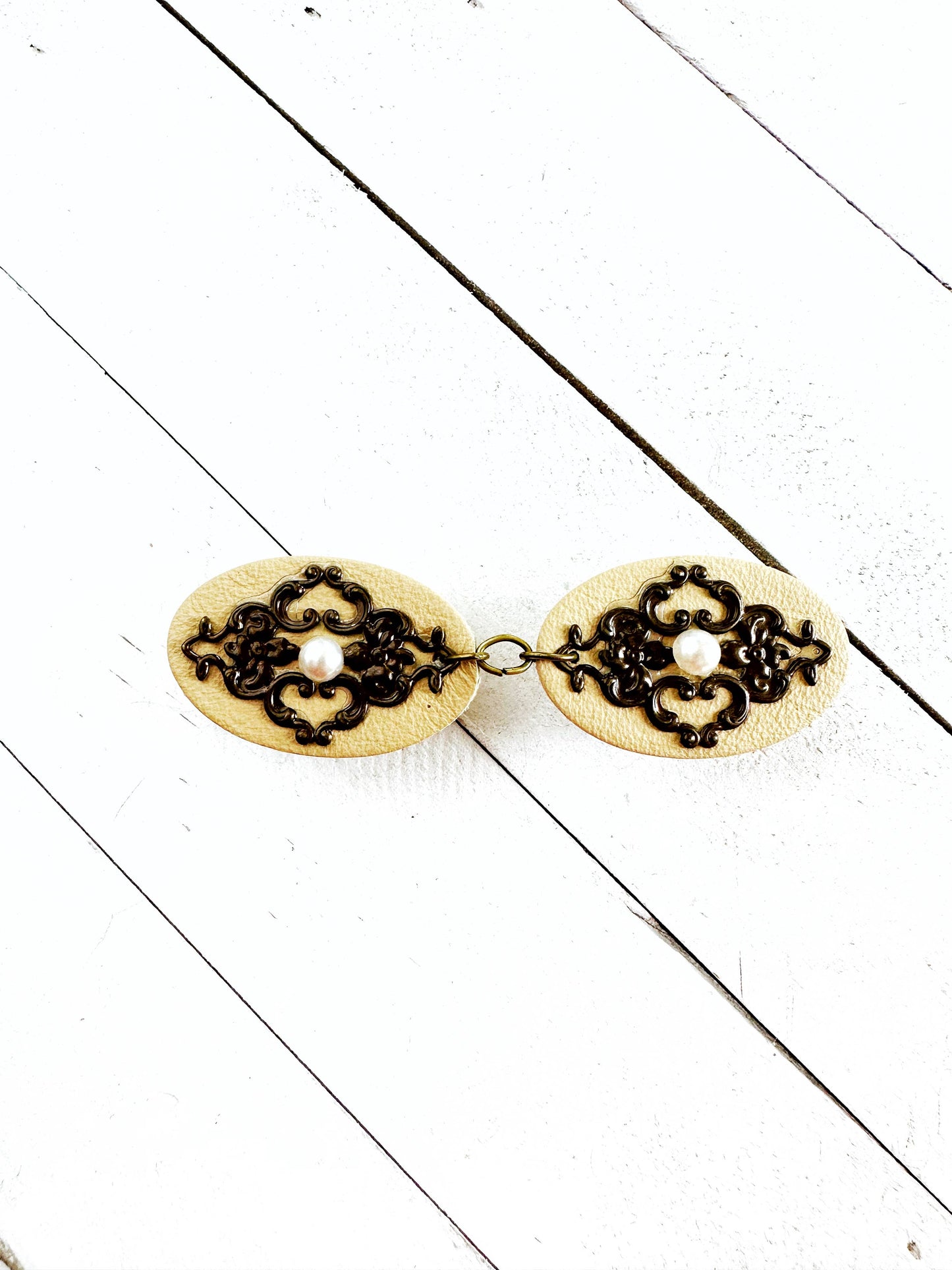 KardiKlips - Bronze on Beige Romantic KardiKlip: Squared-off Diamonds