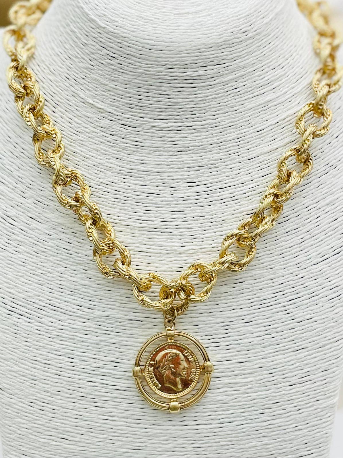 TWO FORTY TWO - VINTAGE - Twisted Link Coin Necklace (matte gold) NK510