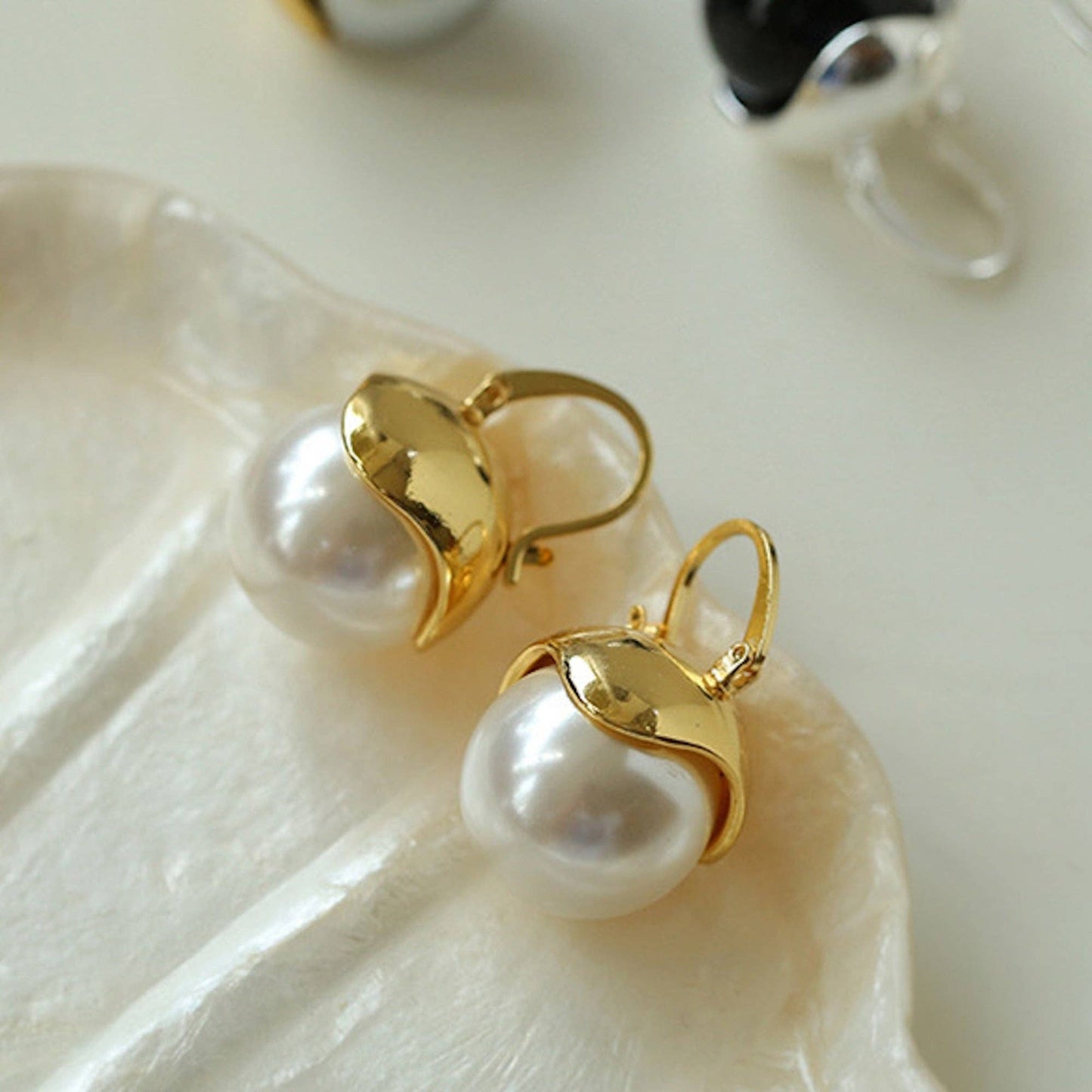 Cici’De Jewelry Amsterdam - Chic Modern Vintage Pearl Drop Earrings
