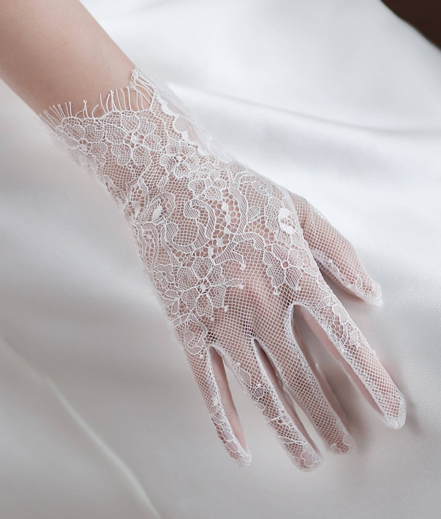 Cici’De Jewelry Amsterdam - Delicate White Lace Net Bridal Gloves-For slim hands