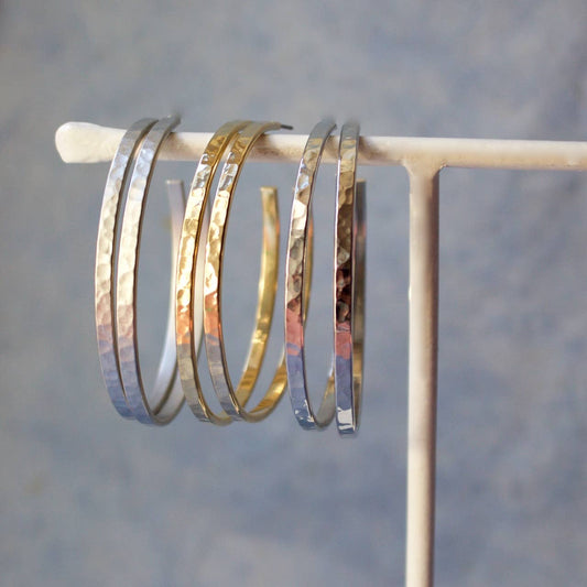 a.v. max - Essex Hammered Hoops: Matte Gold