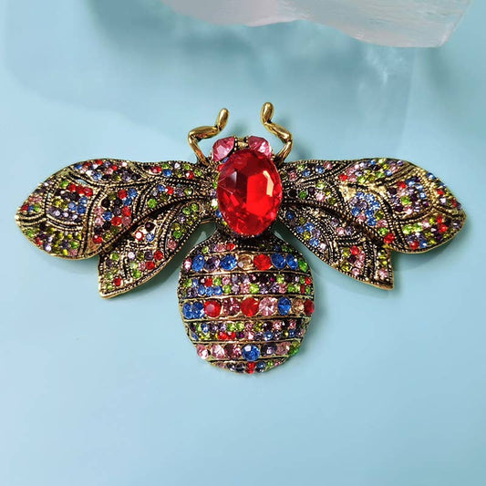 PEACH ACCESSORIES - 1554 crystal Bee brooch: Ruby Red