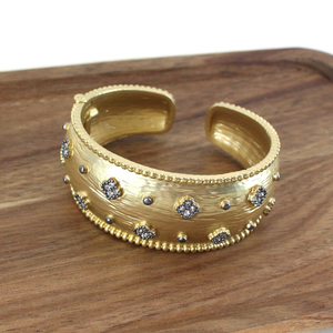 Pretty Persuasions - B23058 Clover Shape Crystal Hinged Open Bangle Cuff Bracelet: 01 MG/HEM