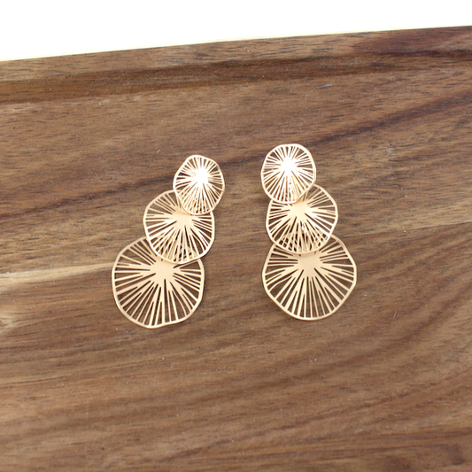 Pretty Persuasions - E23289 Triple Flower Earrings: 01 WG
